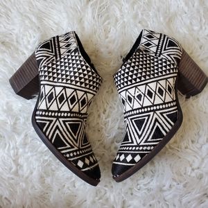 Lucky Brand Women's Pamira Cowhide Memory Foam Pull-On Geometric Print Boot 7.5M